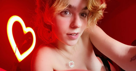 YourCoraRossi model nude images