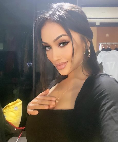 Lenny Emelda nudes model img