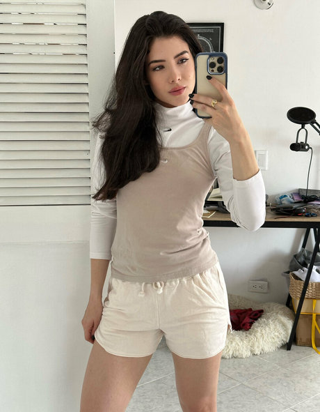 soifieeofficial adult model photo