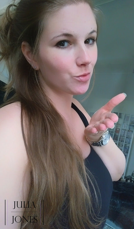 julia jones rocks adult model pics