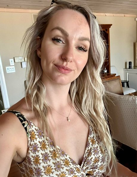 nurseryleigh exclusive model photo