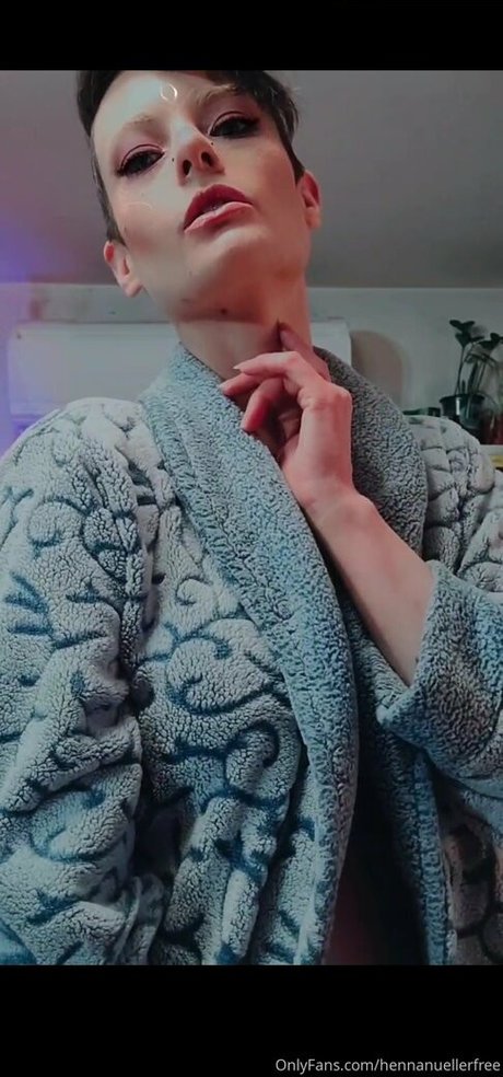 hennanuellerfree nude actress image