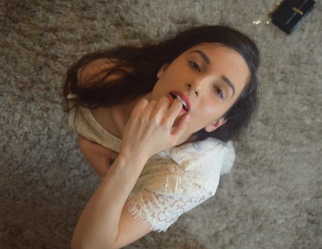 mirabella 00 naked actress photo