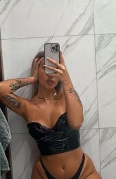 Vitoria Mondoni model top picture