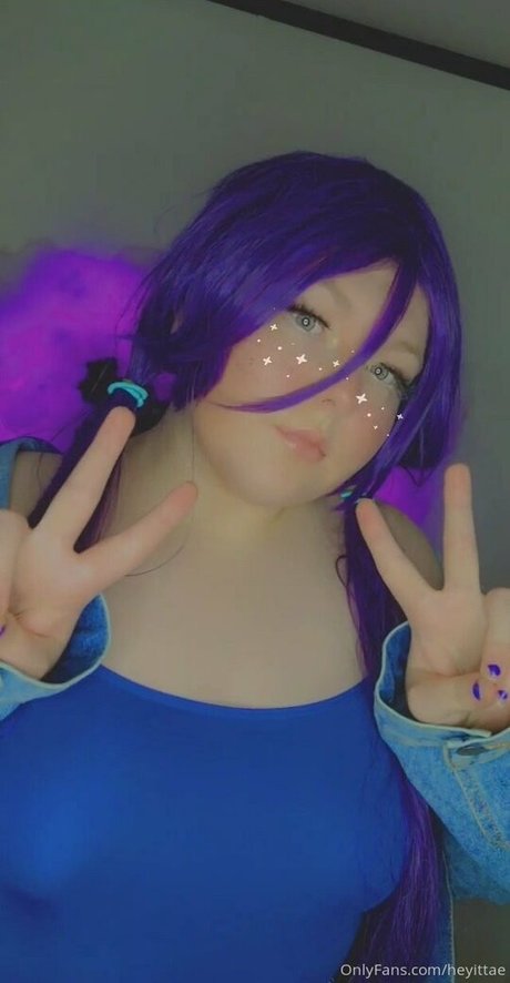 heyittae naked model image