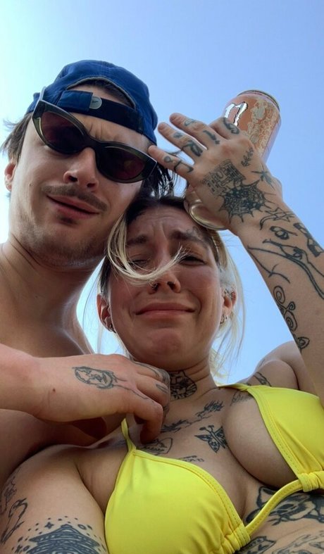 Velvetears star sexy pic