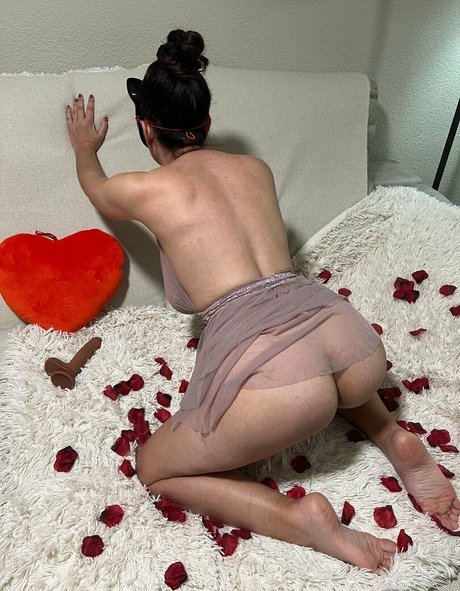 Elsaliux sexy actress pics