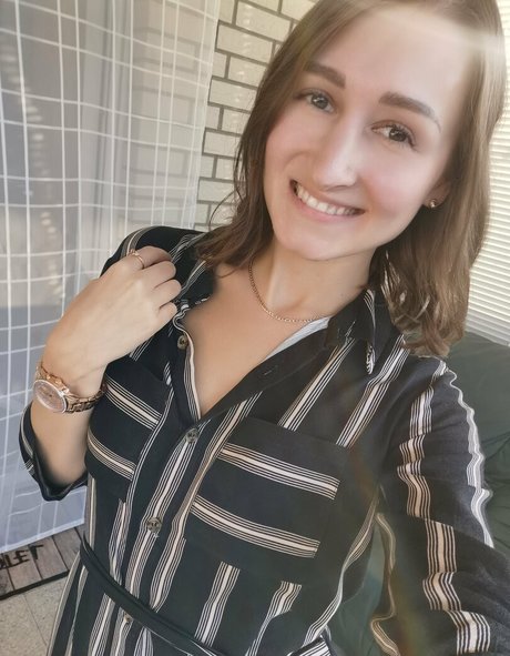 brunnette3 erotic actress pic