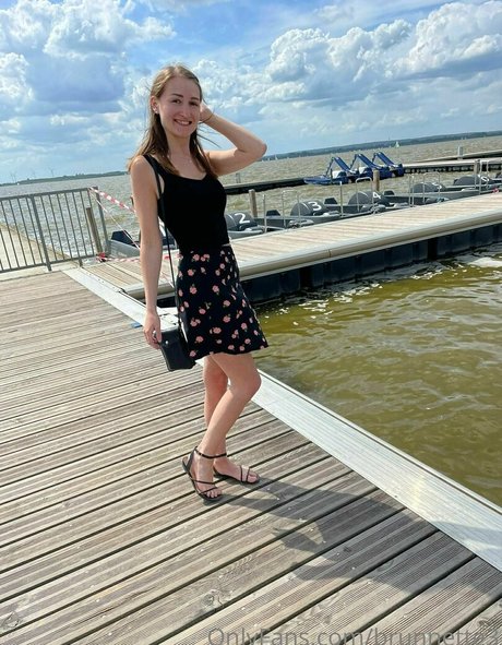 brunnette3 exclusive star img