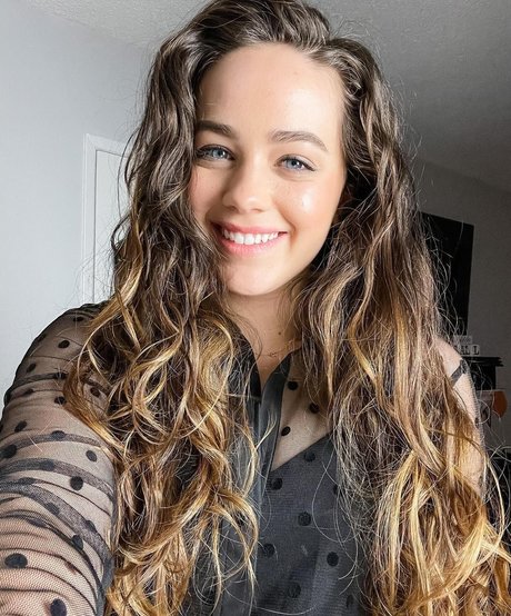 Mary Mouser star sex pictures