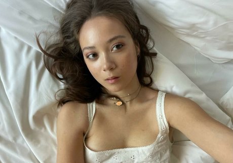 Laufey Lin nudes actress gallery