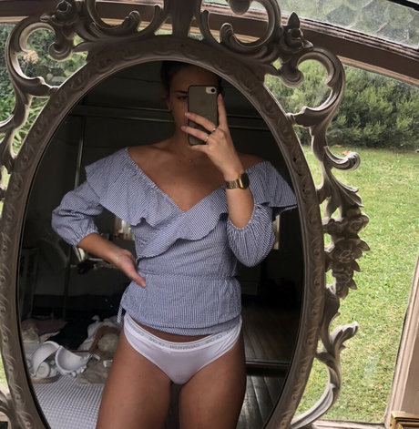 Depop Wins pornographic star picture