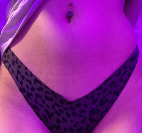 Depop Wins pretty model pics