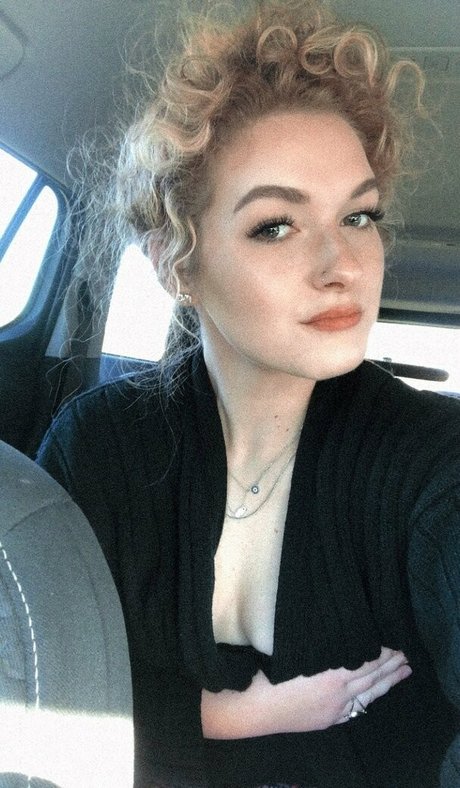 lilithjewel pretty model image