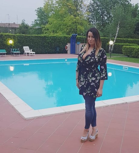 curvygirl89 model nude photo