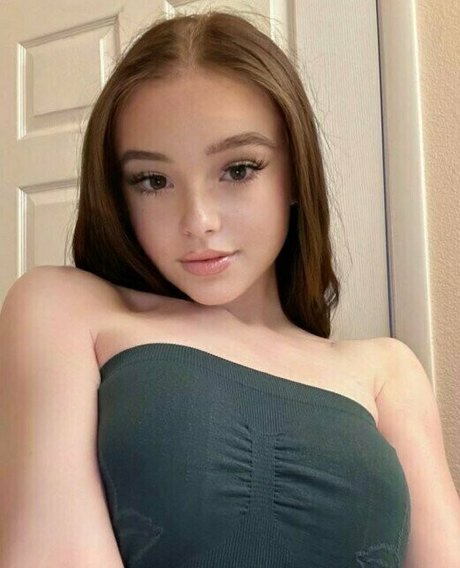 leila crystal nudes model photo