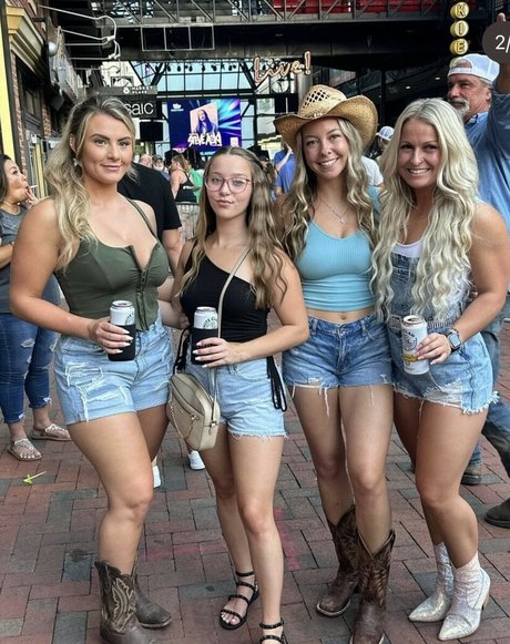 Itssammieraee model beautiful galleries