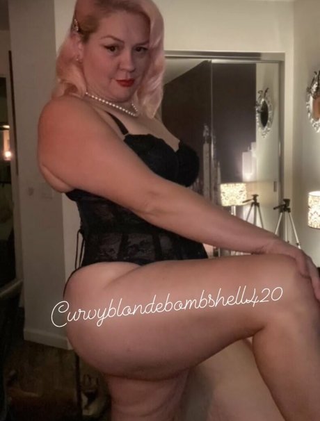 curvyblondebombshell420 pornstar sexy picture