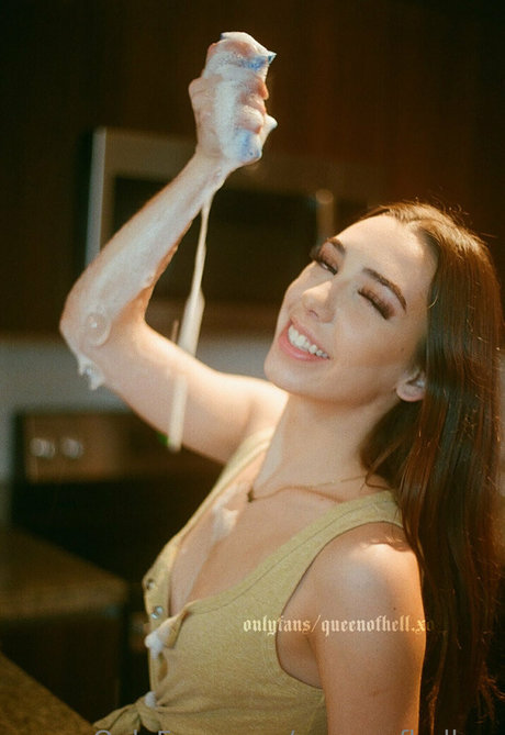 queenofhell xo adult actress pic