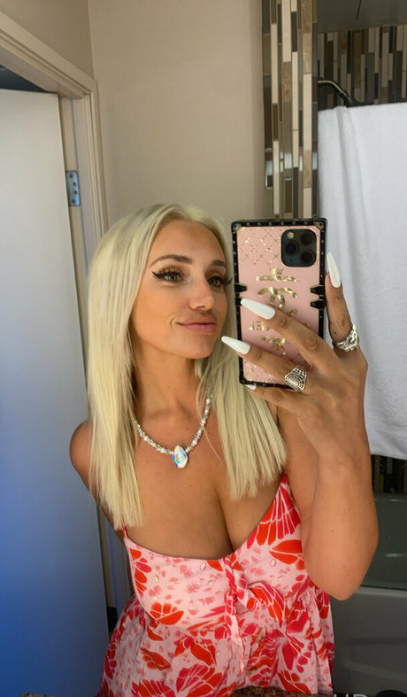 itshollyday hot pornstar photo