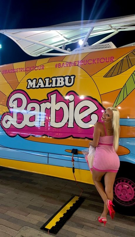 itshollyday nude model picture