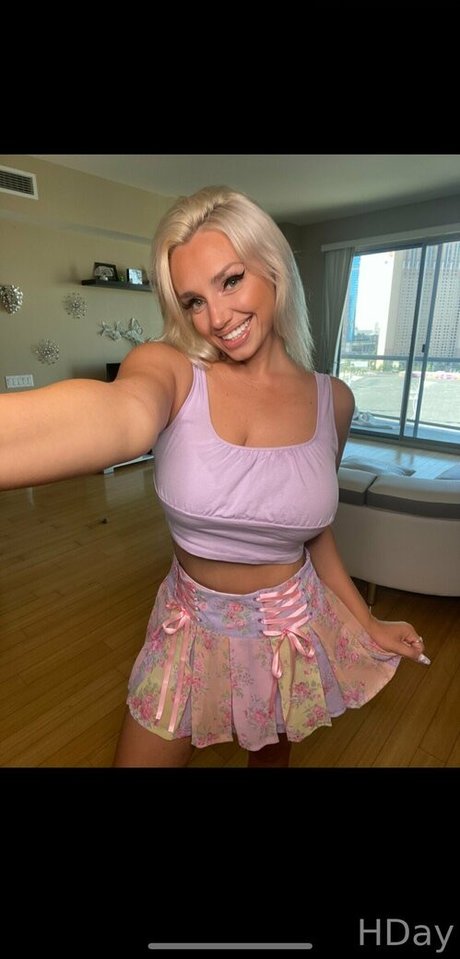 itshollyday model nude pictures