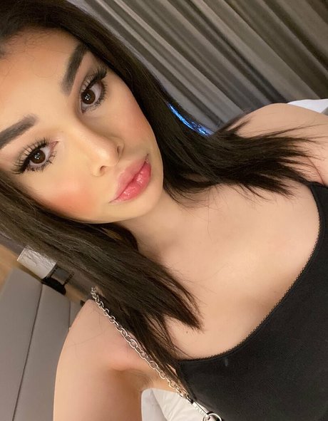 avenaxo naked pornstar photo