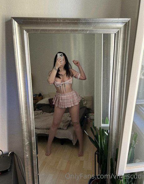 vmescudi nudes model pic