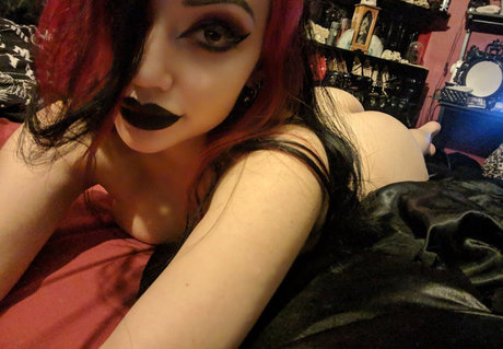 Dani Divine porn model picture