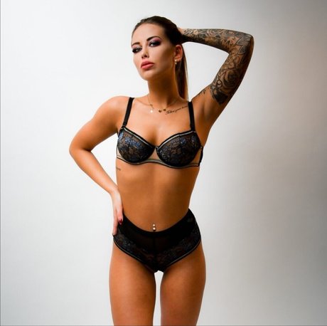 Julia Madaj adult model pictures