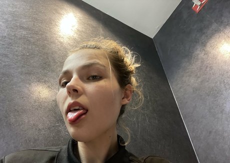 hereliesviolet Profile pic