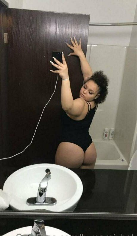 tumami hot top model photo