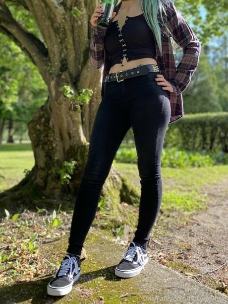 hollyhellfree hd model picture