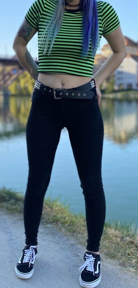 hollyhellfree art model image