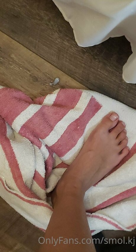 smol kj pornstar nude photo