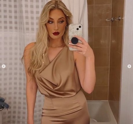 BasicWitGirl nude model picture