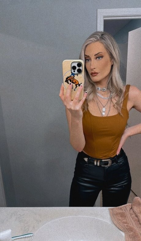 BasicWitGirl beautiful actress pic