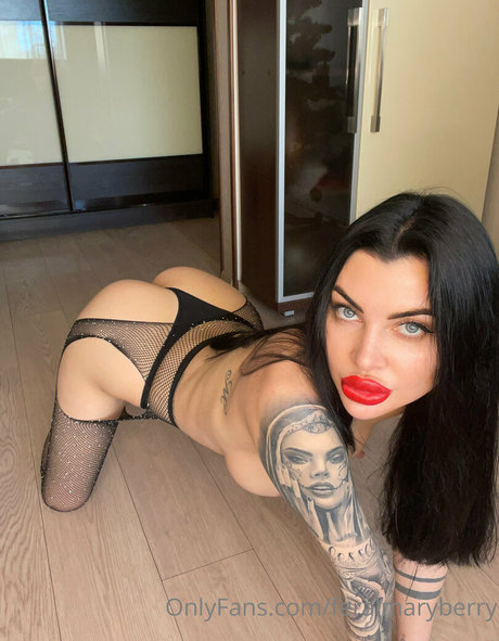 feralmaryberry model erotic photo