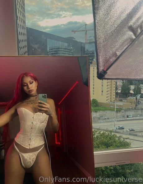 luckiesuniverse model beautiful img