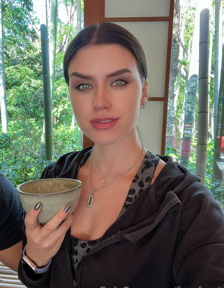 freefrost model adult pic