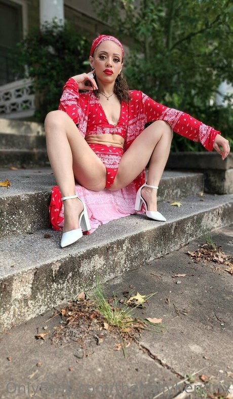 Holly Hendrix best model pictures