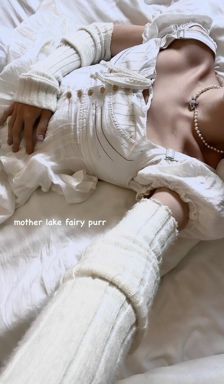 Arielle Maxine hot model pic