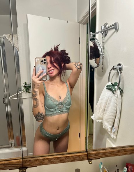 Coziebae nude pornstar image