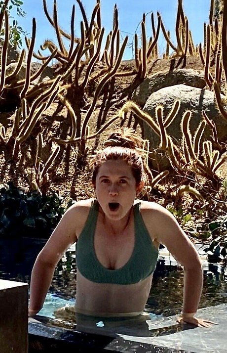 Bonnie Wright nice model image