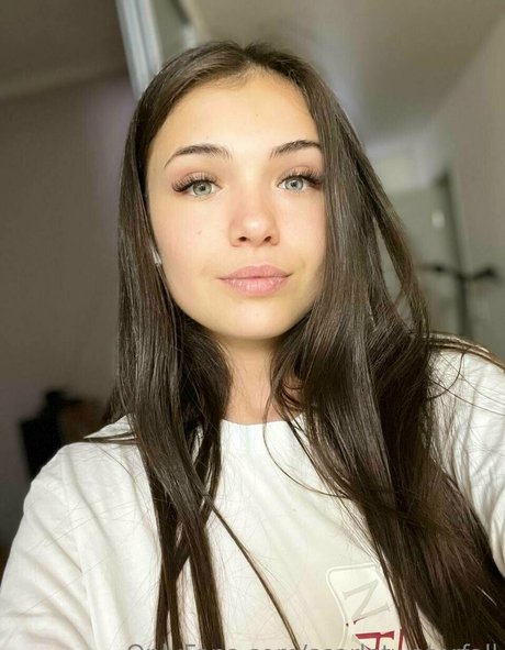 yourqueen3 model nude archive