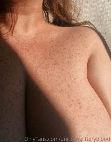 Unicornglitteryblood naked model pictures