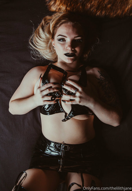 Lilith Jane top model img