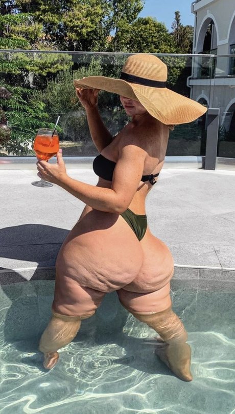 Esmee Dream sex model pics