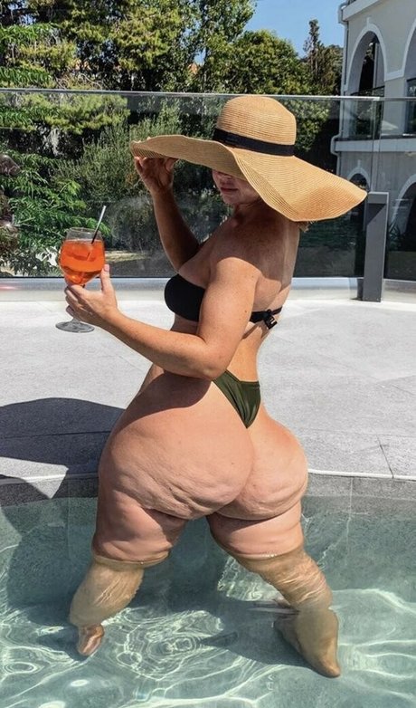 Esmee Dream porn model images