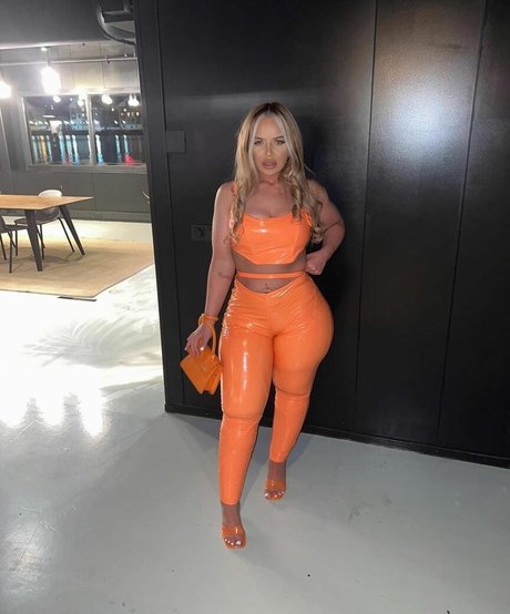 Esmee Dream adult actress img